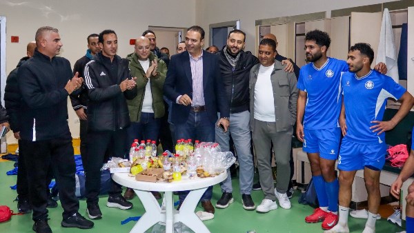رئيس سموحة يهنئي اللاعبين عقب الفوز على بيراميدز 