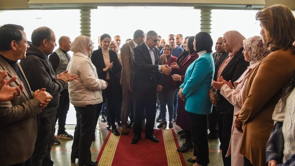 الفريق أحمد خالد مع العاملين بالديوان