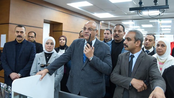 محافظ الإسكندرية داخل غرفة العمليات