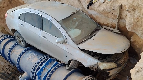 سقوط السيارة داخل الحفرة 