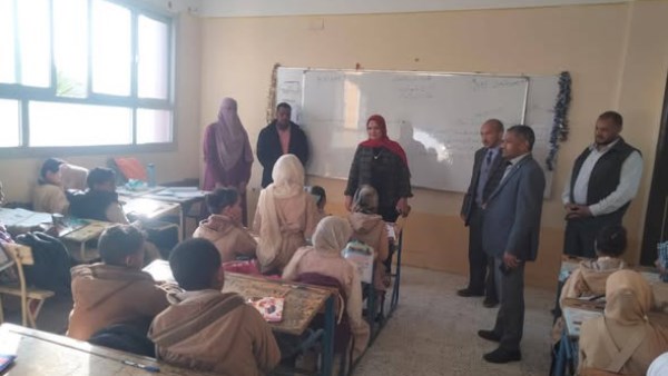 مدير تعليم مطروح خلال الجولة 