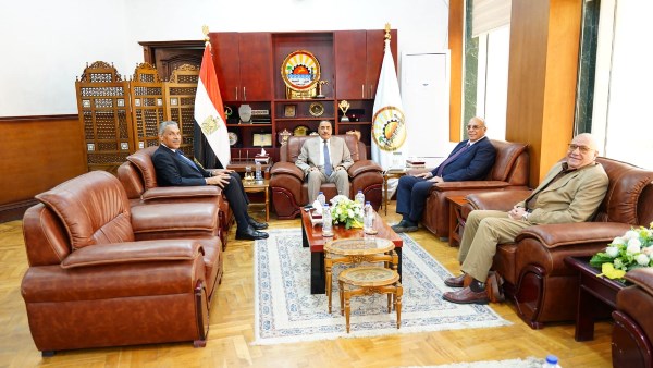 محافظ مطروح خلال  اللقاء