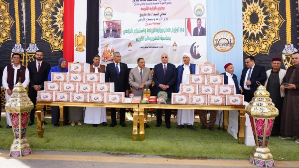 محافظ مطروح خلال  التوزيع 