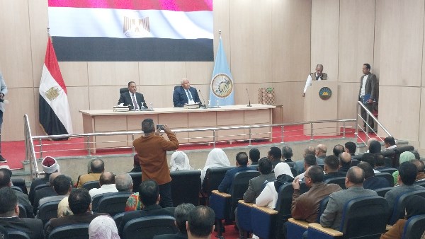 محافظ مطروح الجديد  خلال الاجتماع 