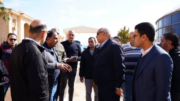 محافظ مطروح خلال الجولة 