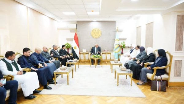 محافظ مطروح خلال اللقاء واعضاء الهيئة البرلمانية 