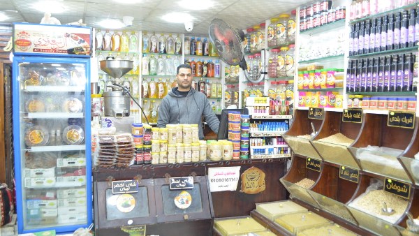 أسامة العطار واقبال  كبير على التمور 