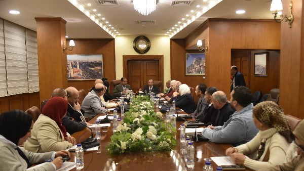 محافظ بورسعيد يترأس اجتماع المجلس الإقليمي للصحة لمتابعة تطوير الخدمات الطبية