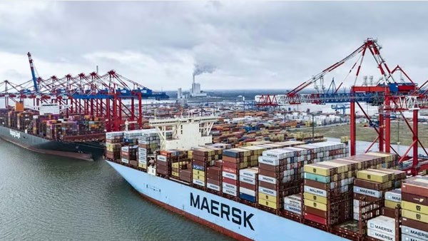 ميرسك وهاباج-لويد يعلنان عوده العبور خلال البحر الأحمر بخدمة چيميناي واحدة