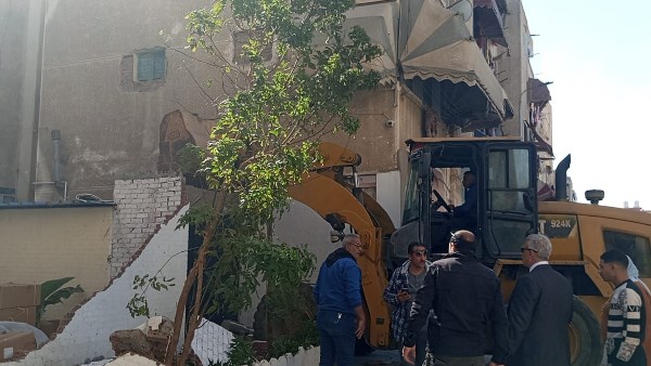 ازالة عشة حمام وحجرة بمنور عمارة بزهور بورسعيد 