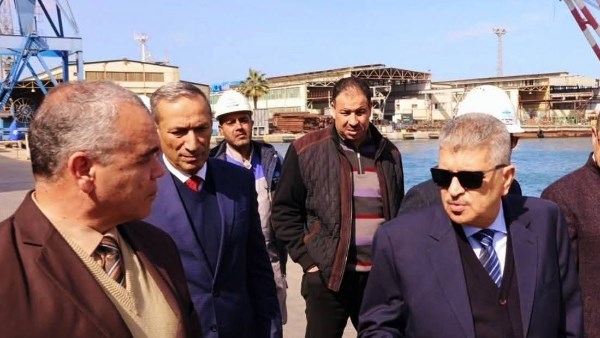 رئيس هيئة قناة السويس يصدق على إنشاء كوبرى عائم بين بورسعيد وبورفؤاد