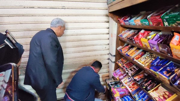 بسبب المخالفات.. شاهد غلق وتشميع محلات بزهور بورسعيد