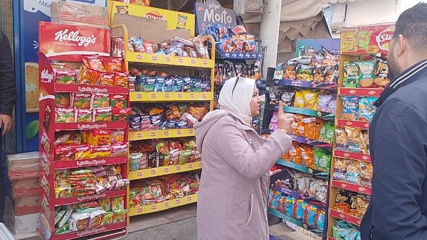 رئيسة المناخ تقود حملة مكبرة لإعادة الانضباط بشارع التأميم  لمتابعة الإشغالات والتعديات والمخالفات