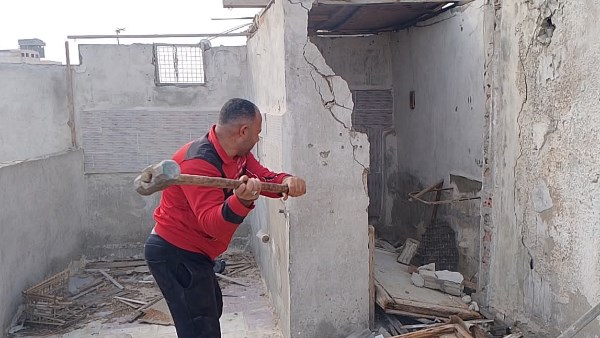 ورصد وإزالة بناء مخالف "عشة" و"غرفة" أعلي عقار سكني بمساكن 15 مايو المعروفة ب"النشار" وإتخاذ الإجراءات القانونية ضد المخالفين