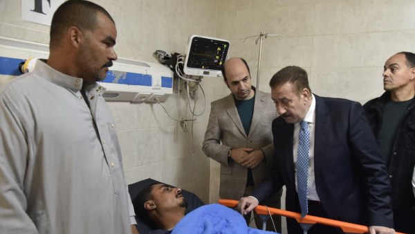 محافظ بورسعيد يطمئن على الحالة الصحية لمصابي حادث 30 يونيو ويوجه بتقديم الرعاية الطبية الكاملة