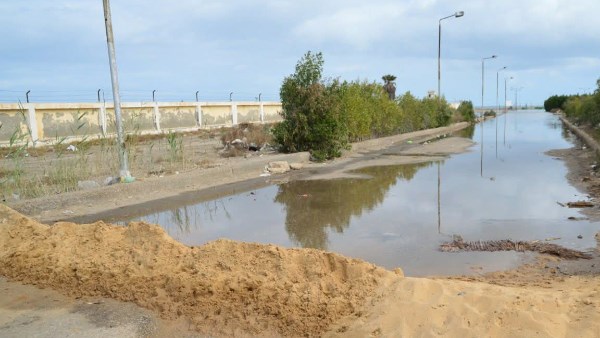 مد البحر أغرق شوارع بورفؤاد القليلة من الشاطئ 