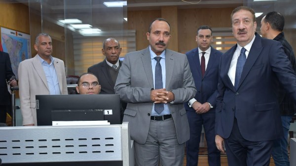 محافظ بورسعيد يتابع سير العمل بالشبكة الوطنية للطوارئ والسلامة العامة