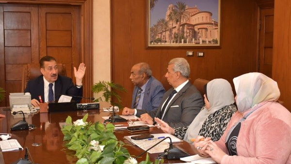 محافظ بورسعيد يبحث آليات تطوير عدد من الأسواق للارتقاء بجودة الخدمات المقدمة للمواطنين