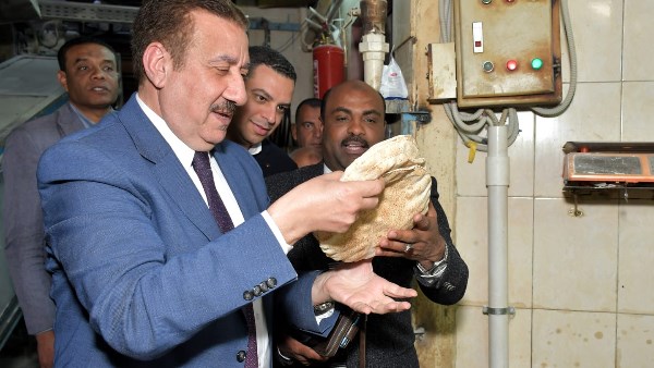 محافظ بورسعيد يشدد على انتظام تقديم الخدمات التموينية  للمواطنين