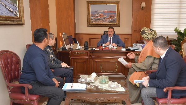 محافظ بورسعيد يلتقي أهالي سهل الطينة لمناقشة مطالبهم محافظ بورسعيد يلتقي أهالي سهل الطينة لمناقشة مطالبهم