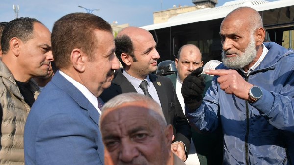 محافظ بورسعيد يلتقي المواطنين خلال جولاته الميدانية ويوجه بسرعة دراسة المشكلات