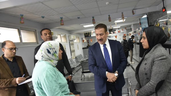 محافظ بورسعيد يتابع سير العمل بمركز تراخيص المحال العامة بحي المناخ