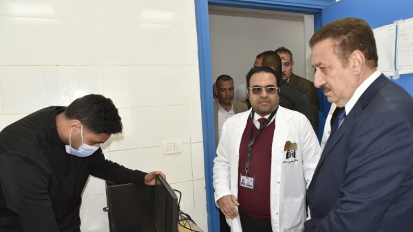 محافظ بورسعيد يتفقد مستشفي الصدر 