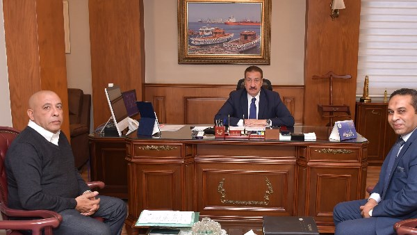 محافظ بورسعيد يتابع سير العمل في مشروعات الثروة الحيوانية بالمحافظة 