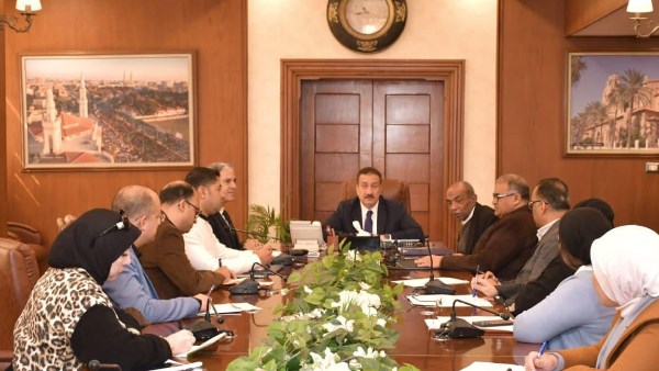 محافظ بورسعيد يعقد اجتماعًا مع لجنة حصر وتقنين الوحدات السكنية
