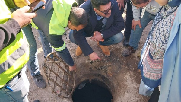 رئيس شركة مياه القليوبية يتفقد الهبوط الأرضي المفاجئ بمطبق صرف صحي الخانكة