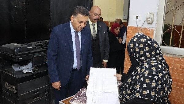 محافظ القليوبية يُجري جولة مفاجئة صباحية بحي شرق شبرا الخيمة لمتابعة أعمال النظافة والانضباط الإداري.. صور