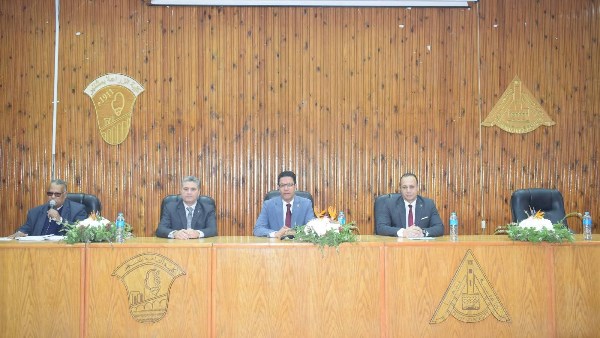 رئيس جامعة بنها يترأس مجلس كلية الزراعة ويكرم العمداء السابقين.. صور