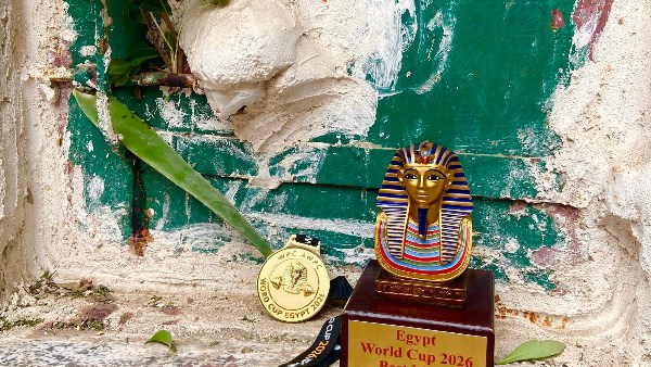 كاس وميدالية البطولة أمام قبر والده 