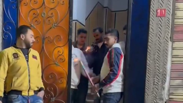 شباب المحلة يلهون بالألعاب النارية والشماريخ 