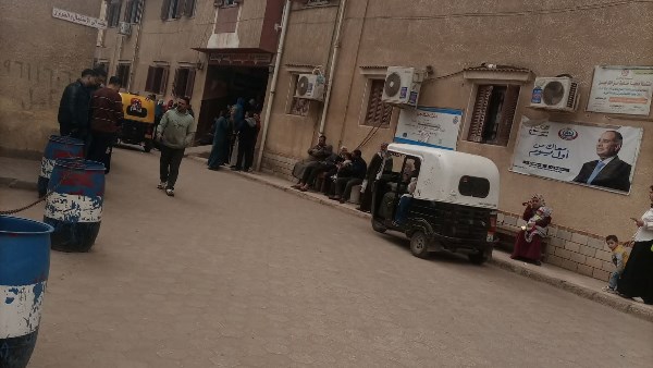 انقلاب تروسيكل يحمل الطلاب والطالبات بسيون 