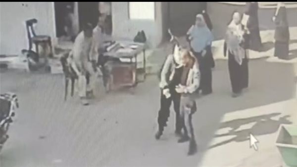 اعتداء موظفة علي زميلها بمديرية الزراعة بطنطا 