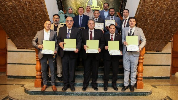 محافظ كفر الشيخ يكرم الكوادر الطبية المتميزة| صور