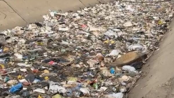 القمامة تكسو ترعة أبو بدوي 