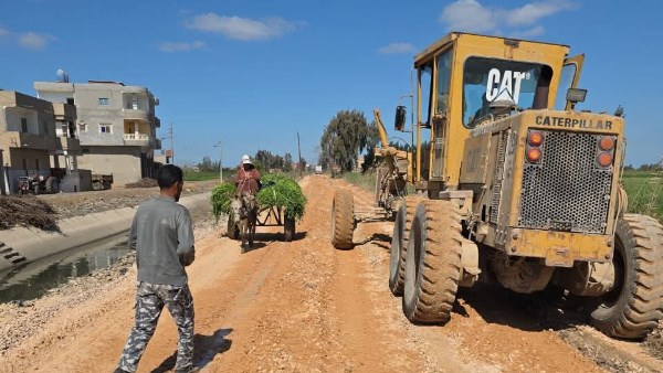 مشروعات الخطة الاستثمارية.. محافظ كفر الشيخ يتابع أعمال الرصف بالرياض
