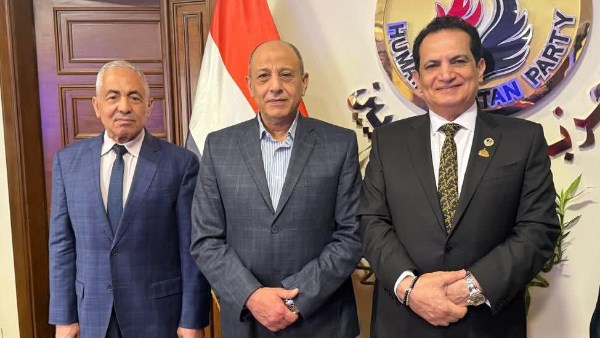 النائب أسامة الإتربي مع قيادات الحزب 