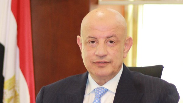 الطيار وائل النشار رئيس المصرية للمطارات