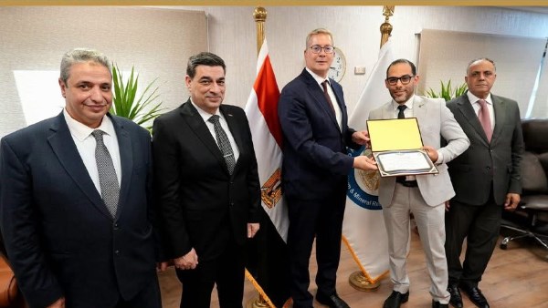 وزير البترول يكرم فريق توطين إنتاج مادة كيميائية لآبار البترول تضاهي المستوردة