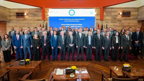 وزير البترول يشهد تخرج أول دفعة من دبلومة سلامة العمليات بقطاع البترول بالجامعة الأمريكية