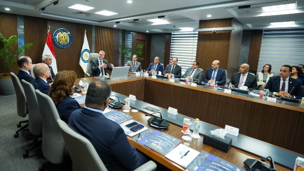 وزير البترول في اجتماعه اليوم