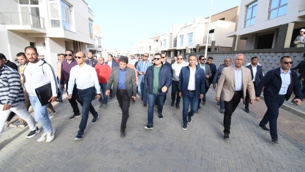 وزير الاسكان خلال الجولة