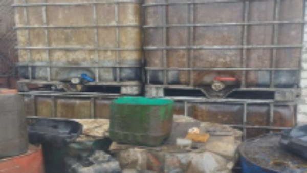 30 طنا .. الشرطة تداهم مصنعا يعيد تدوير زيوت السيارات المستخدمة