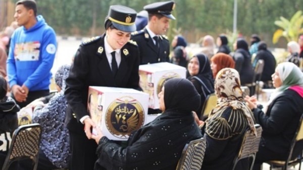 بمناسبة رمضان.. الداخلية توزع عبوات غذائية مجانا على الفئات الأولى بالرعاية| صور