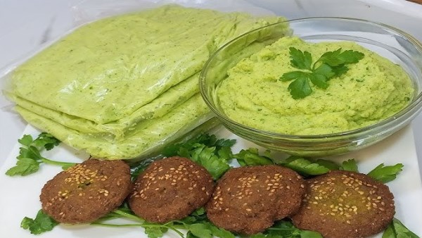 سر المحلات .. طريقة عمل عجينة الطعمية في البيت قبل رمضان