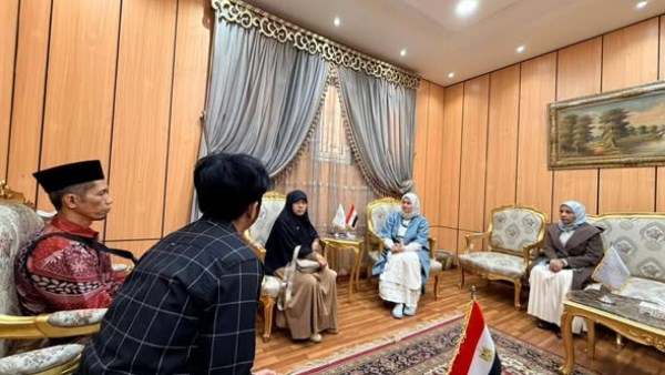 أسرة طالب إندونيسي توفي أثناء دراسته