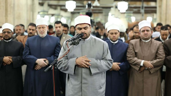 الطالب محمد عبد النبي جادو يؤم المصلين